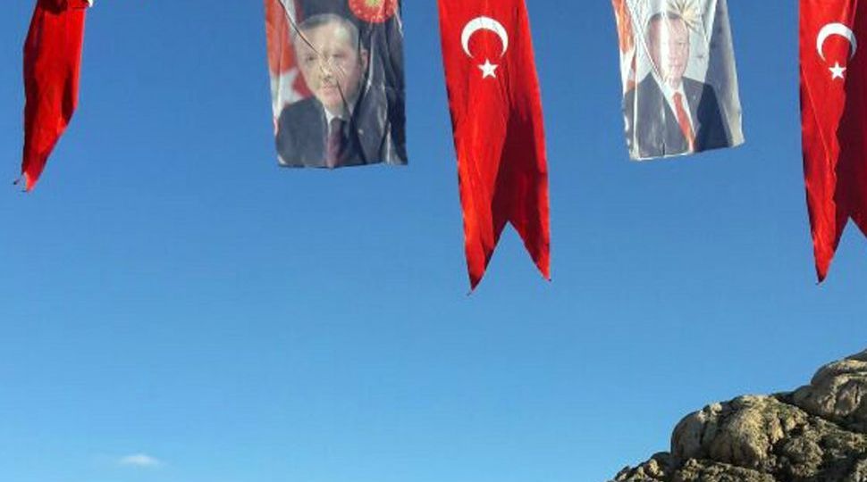 e6f10-kato-turk-bayraklari-ve-erdogan-posterleriyle-donatildi
