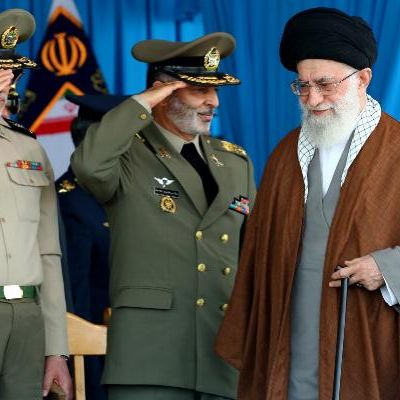İran kendi halkını “demir yumrukla” tehdit etti