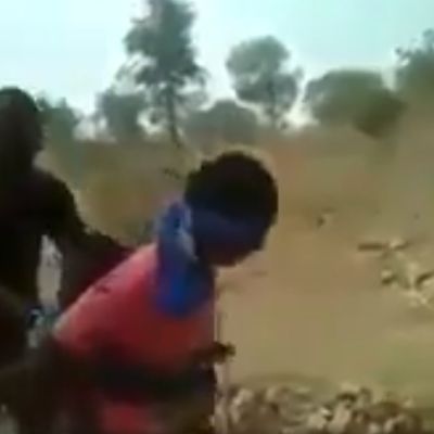 Kamerun ordusu, kadın çocuk ayrıt etmeden sivilleri infaz ediyor