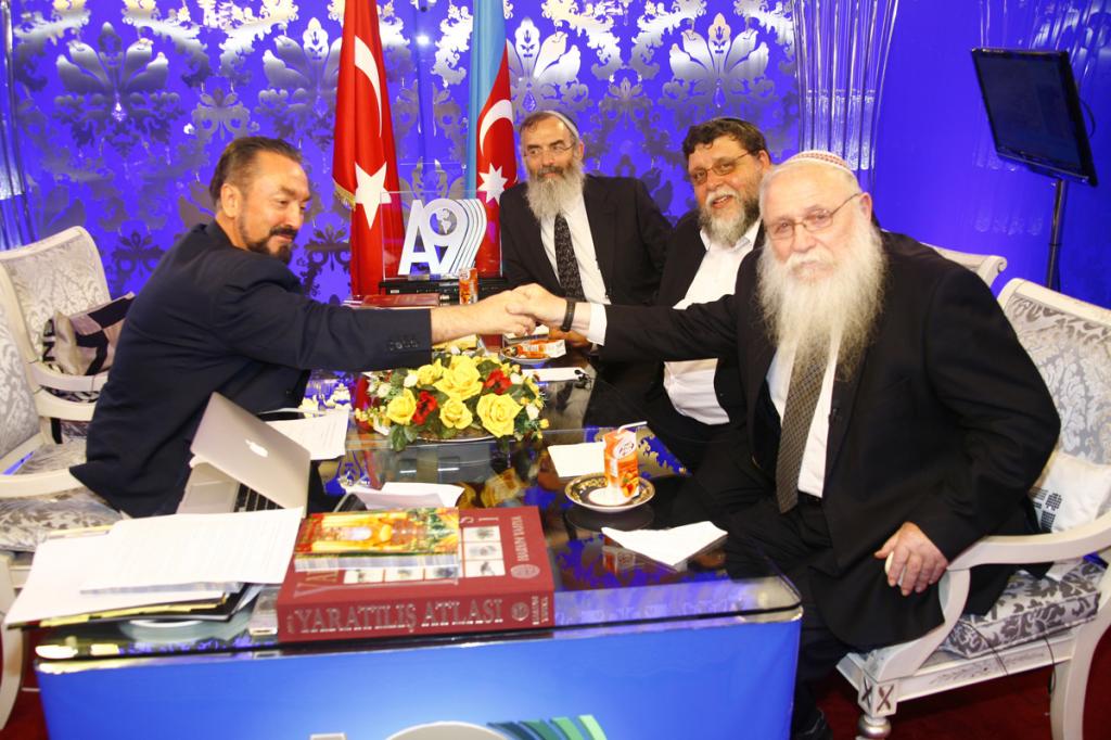 Oktarin Adnan Oktar'ın evinden tarihi 'El yazması Tevrat' çıktı | Yekvucut