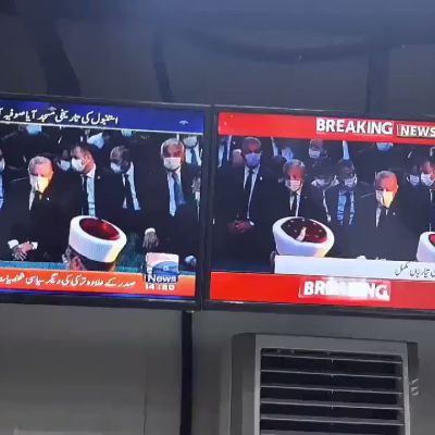 Pakistan’daki tüm haber kanalları tarihi anları canlı yayınladı