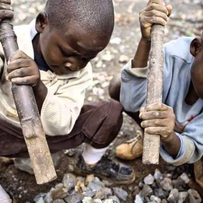 Kongo’nun madenlerinde, çıplak ayaklarıyla koşuşturan çocuk işçiler