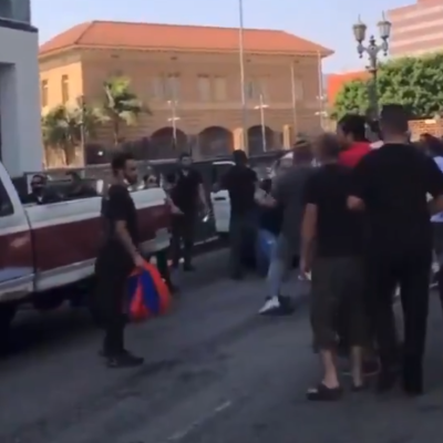 Los Angeles’ta bir grup Ermeni, kırmızı-beyaz renkli bir kamyonete saldırdı