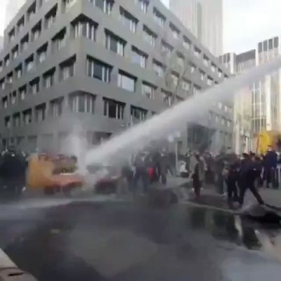 Almanya’da koronavirüs kısıtlamalarına isyan eden halka polis şiddeti