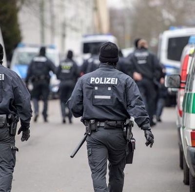 Alman polisi bisikletli evsiz bir kadını darbetti