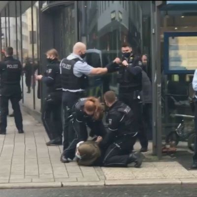 Alman polisinden Müslüman kadına sert müdahale