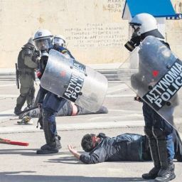 Yunan polisi öğrenci