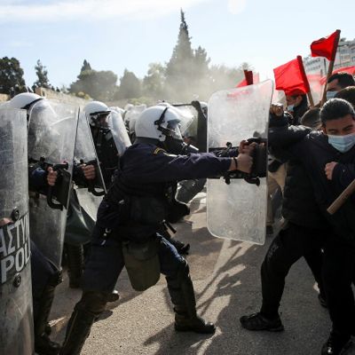 Yunan polisinden öğrencilere sert müdahale