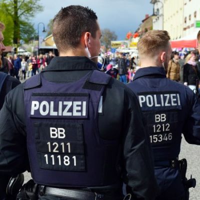 Alman polisi engelli vatandaşlara bile acımıyor