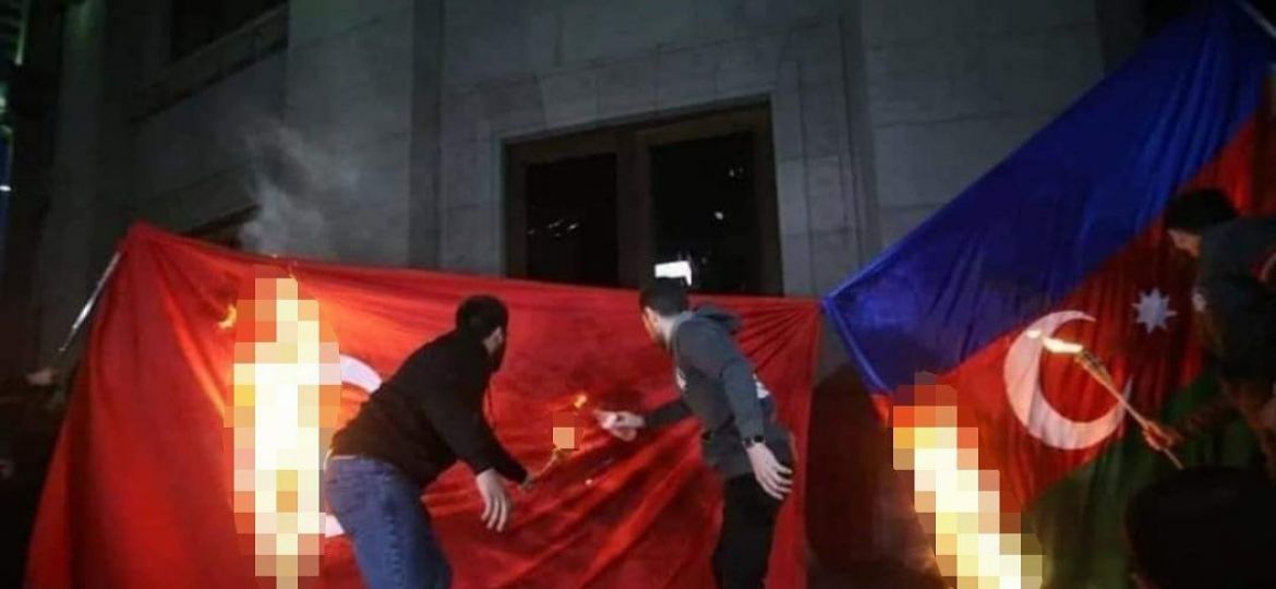 ermeniler-türk-bayrağı-yaktı