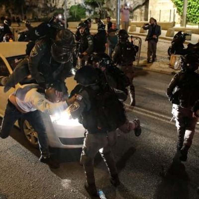 İsrail polisi, Filistinlilerin Mescid-i Aksa’ya girişini engelliyor
