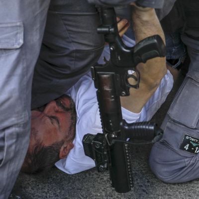 İsrail polisi, Filistinlilere destek olan milletvekiline saldırdı