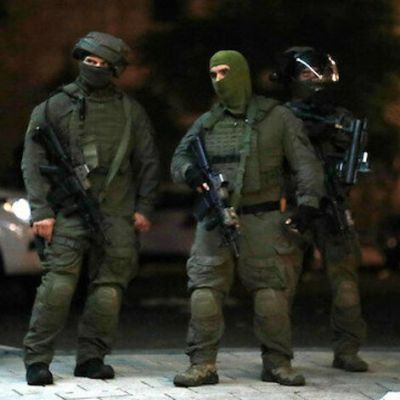 İşgalci İsrail askerleri Filistinli genci acımasızca darbetti