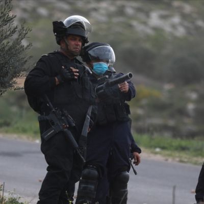 Siyonist İsrail askerleri Filistinli bir gence saldırdı