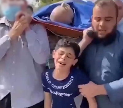 Gazze saldırılarında babasını kaybeden Filistinli çocuğun feryadı
