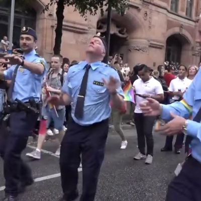 LGBT’lilere destek veren İsveç polisinin gerçek yüzü
