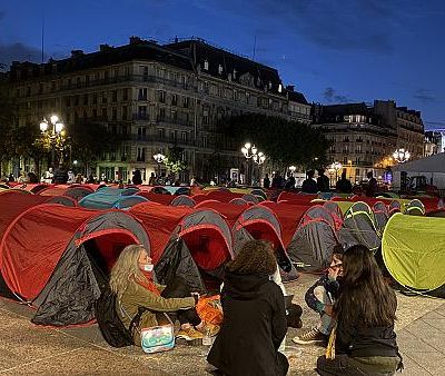 Fransa’da göçmenler “acil barınma” talebiyle kamp kurdu