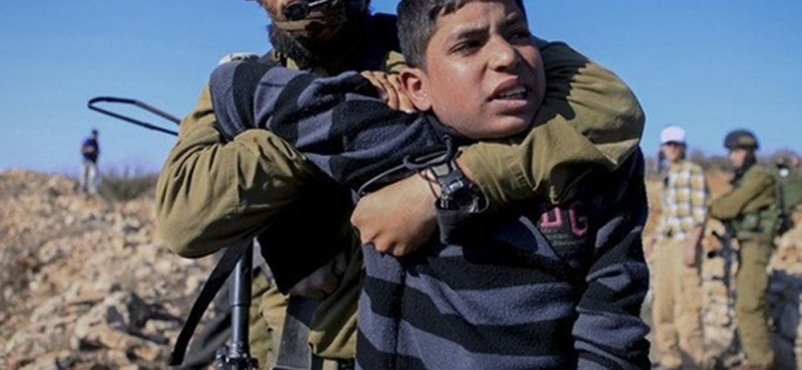 işgalci-israil-askerleri-filistinli-çocukları-tutukluyor