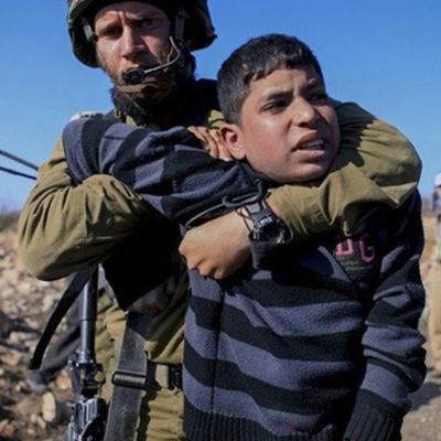 İsrail askerleri, Filistinli çocukları tutuklamaya devam ediyor