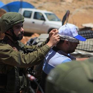 İşgalci İsrail askerleri Filistinlilere acımasızca müdahale ediyor