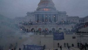 ABD kongre baskınında polis göstericiyi vurdu