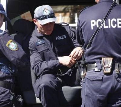 Avustralya polisinden maskesiz kadına orantısız güç