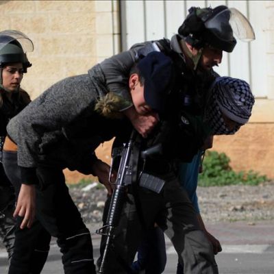 İsrail güçleri Filistinli bir çocuğa vahşice saldırdı