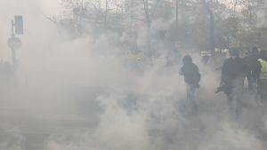 Fransa-da-sari-yelekliler-protestosunun-3-yılında-polis-göstericileri-darbetti