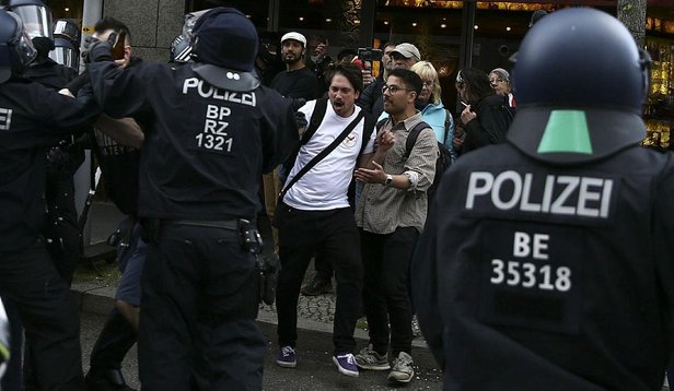 alman-polisinden-koronavirus-tedbirlerini-protesto-eden-eylemcilere-sert-mudahale