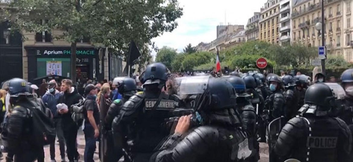 fransız-polisi-koronavirus-kisitlamalari-protestosuna-mudahalede-bulundu