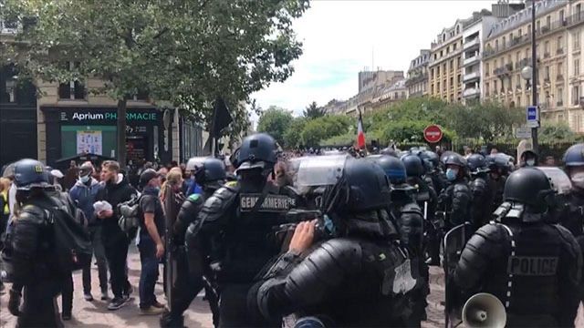fransız-polisi-koronavirus-kisitlamalari-protestosuna-mudahalede-bulundu
