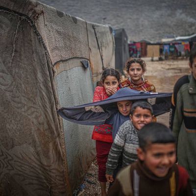 İdlib kamplarındaki sığınmacılar, kış şartlarıyla mücadele ediyor
